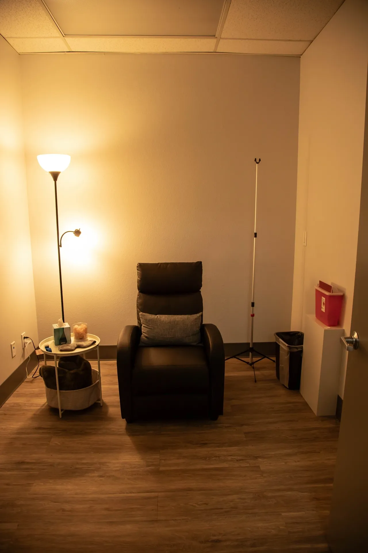 a chair and a lamp in a room - rs=w_1280,h_1921