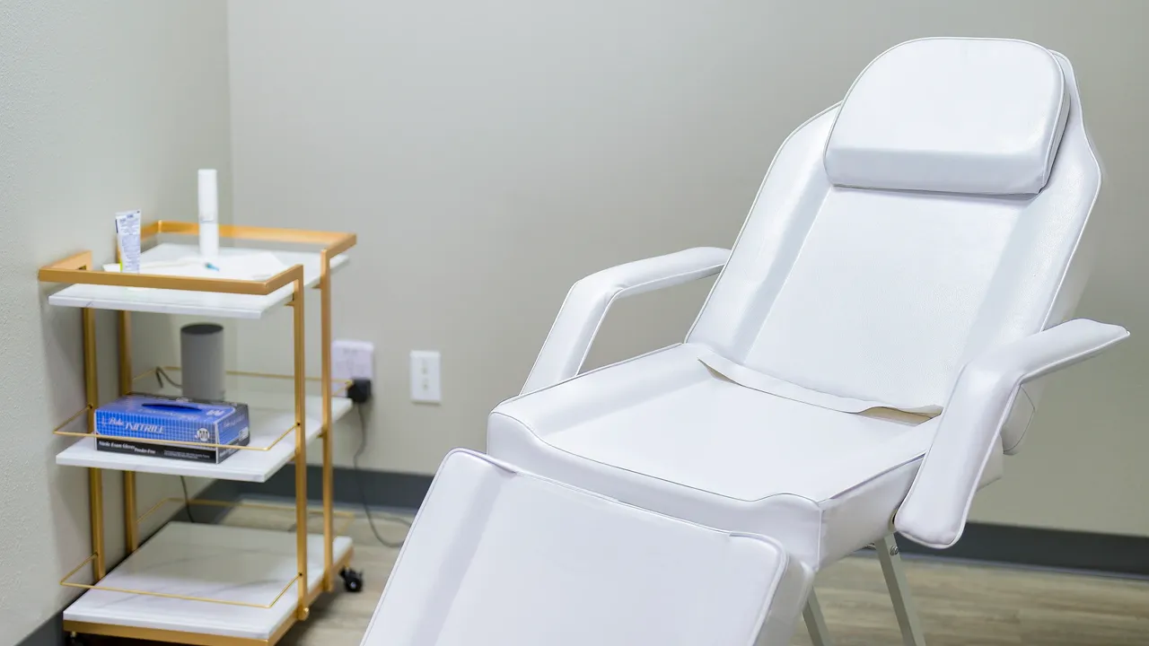 a white chair in a room - rs=w_1280,h_720 (1)
