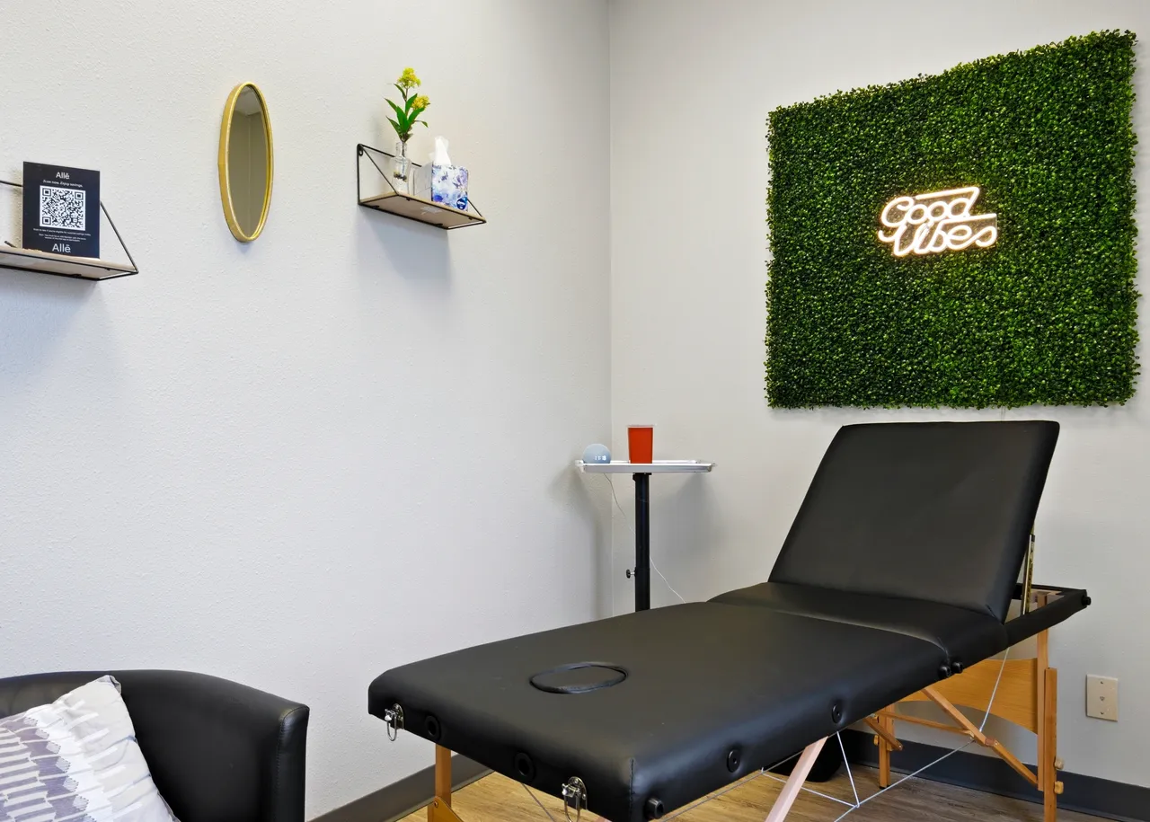 a massage table in a room - rs=w_1280,h_915 (1)