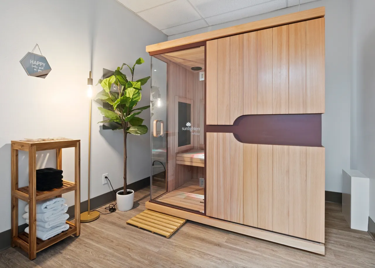 a sauna room with a plant and a tree - rs=w_1280,h_915